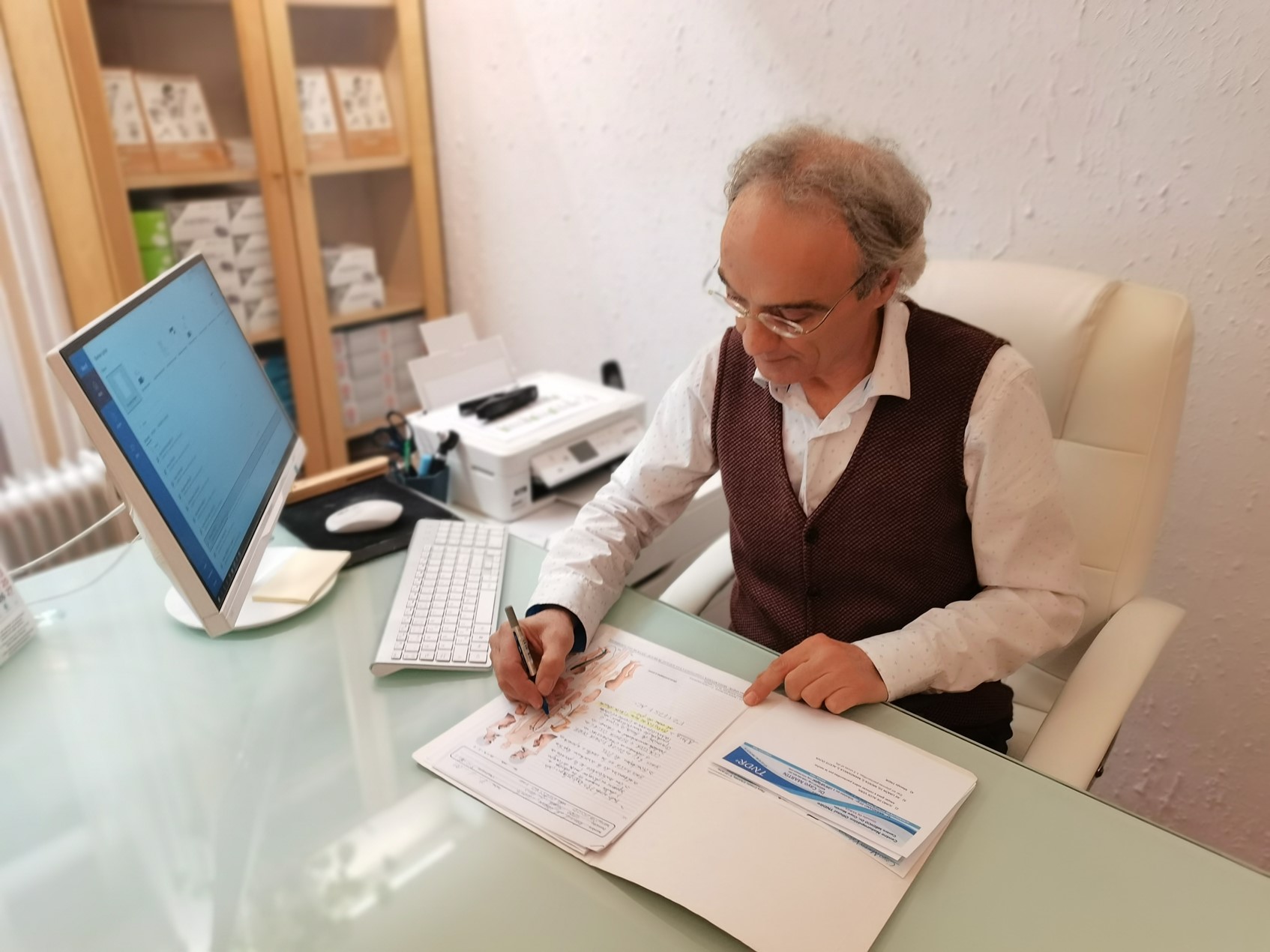 Dr. Cayo Martín trabajando en su consulta